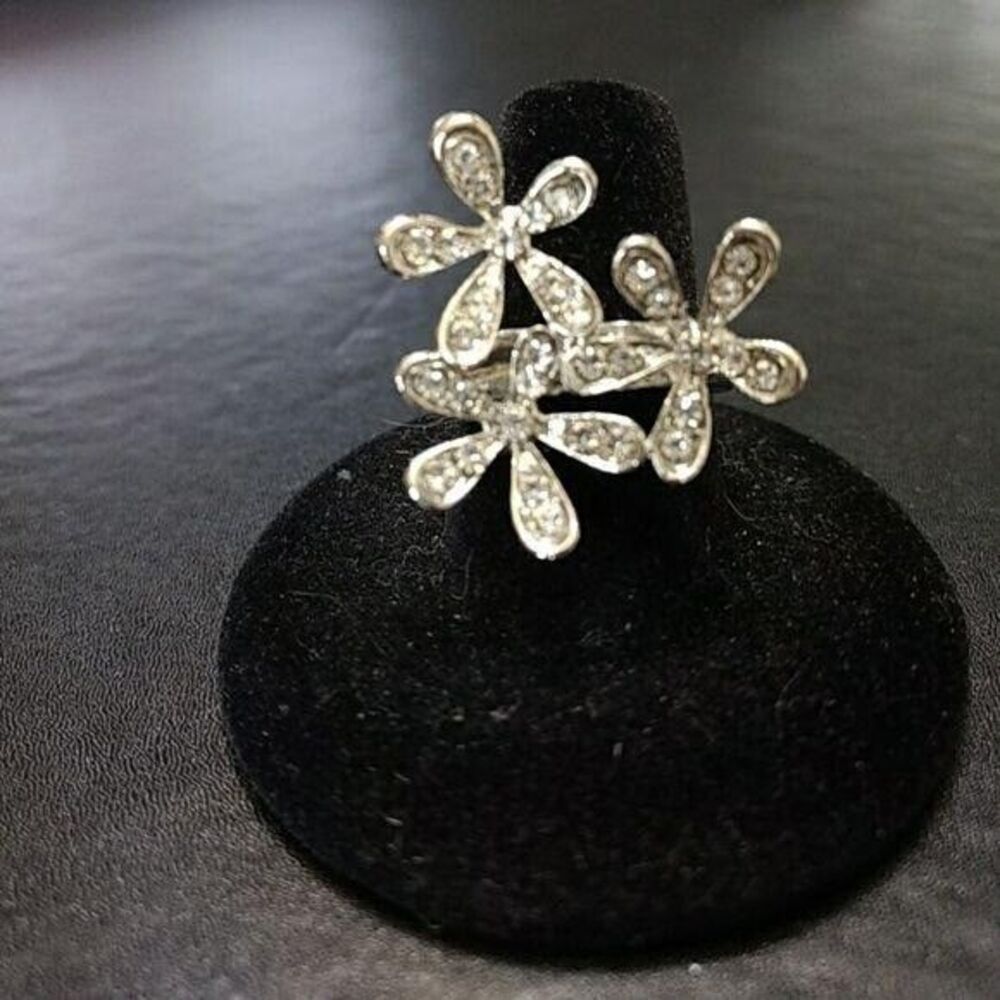 *Sale* Silver tone rhinestone flower ring size 7 - Picture 2 of 6